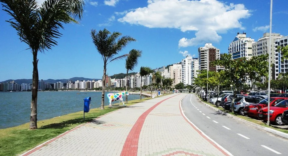 https://grupoderecuperacao.com/wp-content/uploads/2024/04/Avenida-Beira-Mar-Norte-em-Florianopolis-1.webp
